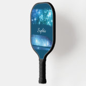 青い星ブラシストローク、白いスクリプト名、青 ピックルボールラケット (左)