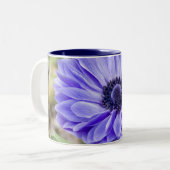 青い星状体の花のコーヒーカップ ツートーンマグカップ (正面左)