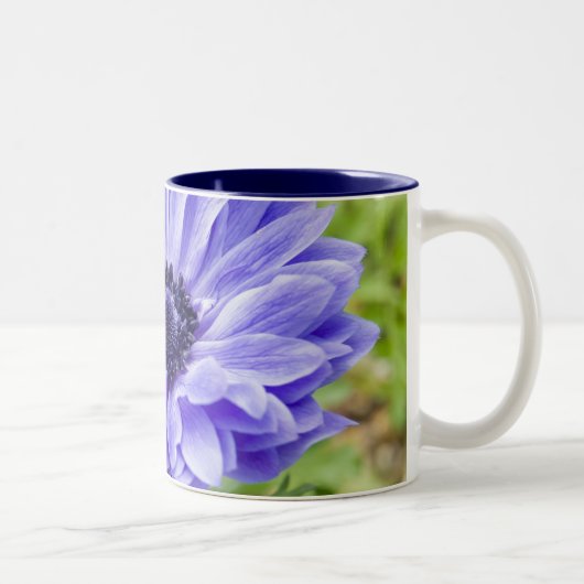 青い星状体の花のコーヒーカップ ツートーンマグカップ (右)
