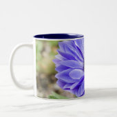 青い星状体の花のコーヒーカップ ツートーンマグカップ (左)