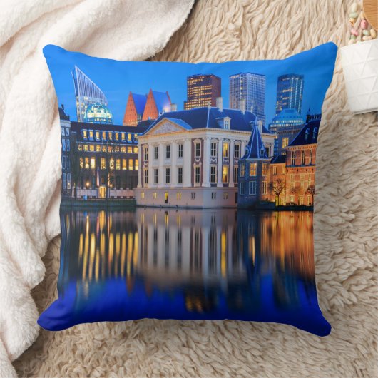 青い時間の装飾用クッションのハーグのスカイライン クッション (ブランケット)