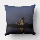 青い時間の装飾用クッションの照らされた風車 クッション (裏面)