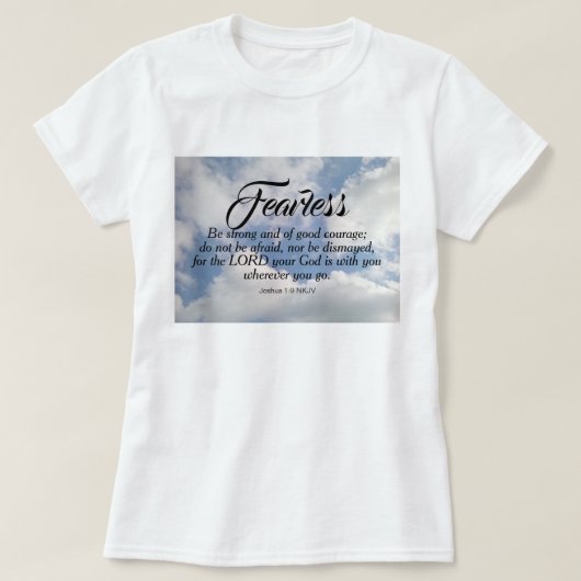 青い曇り空の写真は聖書の詩を恐れない Tシャツ (デザイン正面)