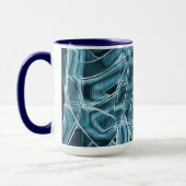 青い曲線の重なり合う帯がハイライト表示されたレリーフ、 浮き彫り マグカップ (左)