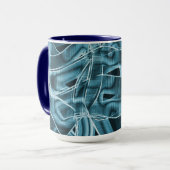 青い曲線の重なり合う帯がハイライト表示されたレリーフ、 浮き彫り マグカップ (正面左)