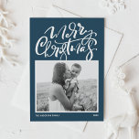 青い書道モダン写真メリークリスマス シーズンカード<br><div class="desc">メリークリスマス!このカスタマイズ可能な写真のクリスマスカードで家族や友人にクリスマスの願いを送る。書道モダンと青い背景シンプルにの台本がある。写真、メッセーモダンジ、名前を追加して、この書道クリスマスカードをパーソナライズする。このモダンクリスマスカードは他のカードストックで入手できる。</div>