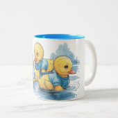 青い服を着たかわいいゴムアヒル ツートーンマグカップ (正面右)