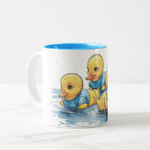 青い服を着たかわいいゴムアヒル ツートーンマグカップ (正面左)