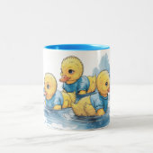 青い服を着たかわいいゴムアヒル ツートーンマグカップ (中央)