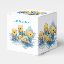 青い服を着たかわいいゴムアヒル