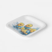 青い服を着たかわいいゴムアヒル ペーパープレート (傾斜あり)