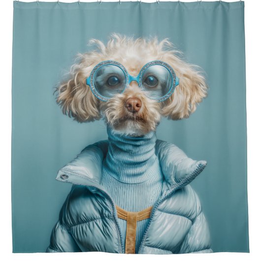青い服を着たファッショナブルな犬 シャワーカーテン (正面)