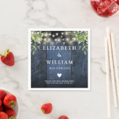 青い木のストリングライトとグリーンのウェディング スタンダードカクテルナプキン (インサイチュ)