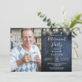 青い木のストリングライトの引退パーティーの写真 招待状 (スタンド正面)