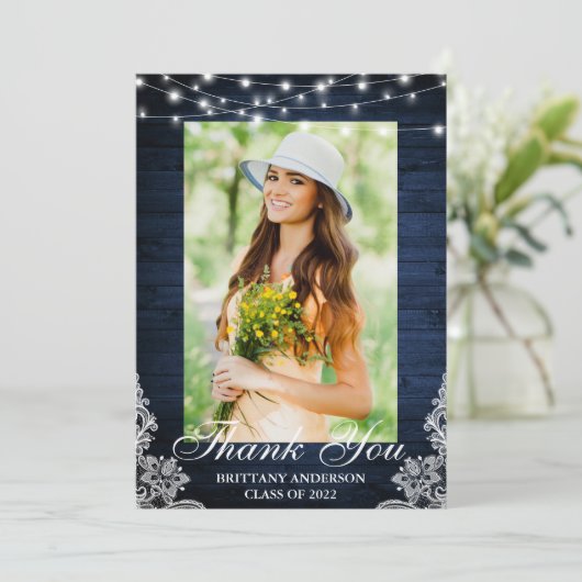 青い木のレースの文字列ライト写真の卒業 サンキューカード (スタンド正面)