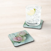 青い木の上の粗末なシックなピンクのバラ コースター (右側)