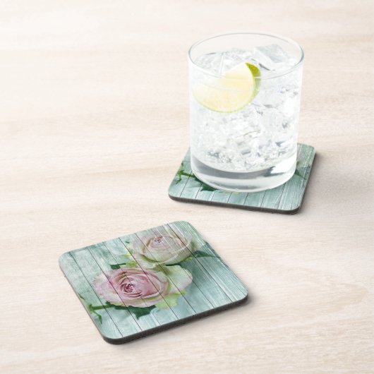 青い木の上の粗末なシックなピンクのバラ コースター (右側)