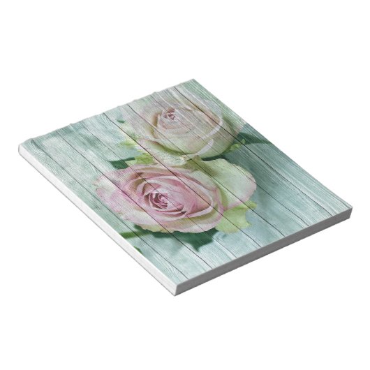 青い木の上の粗末なシックなピンクのバラ ノートパッド (アングル)