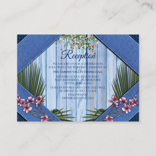 青い木の生地のテクスチャ上のピンクのグラフィックフラワー エンクロージャーカード (正面)