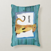 青い木の背景の水色メルカート アクセントクッション (正面(垂直))