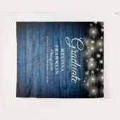 青い木製のストリングライトの卒業式背景 タペストリー (正面(横))