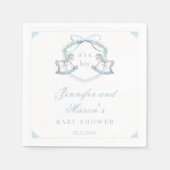 青い木製ロッキングホースのクレスト男の赤ちゃんシャワー スタンダードカクテルナプキン (正面)