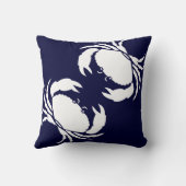 青い枕にカニの白 クッション (裏面)