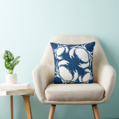 青い枕にカニの白 クッション (椅子)