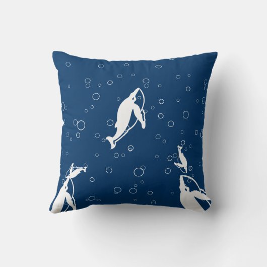 青い枕の上の母とベビーの白いクジラ クッション (裏面)