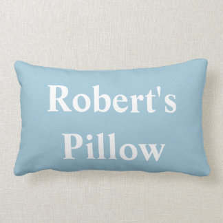 青い枕の上の白いアルファベット ランバークッション