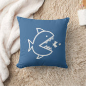 青い枕の上の白いキャラクターの魚 クッション (ブランケット)