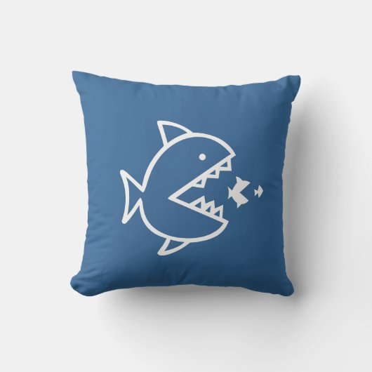 青い枕の上の白いキャラクターの魚 クッション (正面)