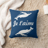 青い枕の上の白いクジラ Je t'aime クッション (ブランケット)