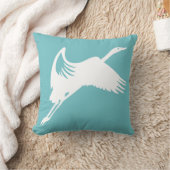 青い枕の上の白いティール(緑がかった色) クッション (ブランケット)