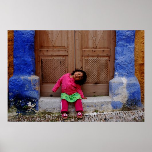 青い柱の間の幸せな女 ポスター (正面)