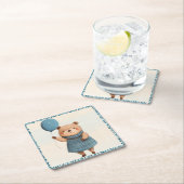 青い格子模様のドレスとバルーンを持つ女の子クマ スクエアペーパーコースター (インサイチュ)