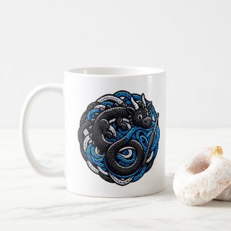 青い毛糸に絡まるかぎ針編みドラゴンのギフト コーヒーマグカップ