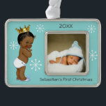 青い民族のBaby王子の第1クリスマスの写真 シルバープレートフレームオーナメント<br><div class="desc">あなたの男の赤ちゃんの写真を加えるあなたのための白い雪片そして上品な銀製の挿入物が付いているかわいらしい淡いブルーの背景のスタイリッシュな金ゴールドの王子の王冠、甘いバニーウサギのスリッパおよびおむつを持つかわいく、愛らしいアフリカ系アメリカ人の男の赤ちゃんの美しいヴィンテージのイラストレーションを含むエレガントで名前入りで、カスタムな、ヴィンテージの、白いおよび銀製の休日の写真のオーナメント青い、民族の王子のベビーの初めてのクリスマス。  上品、トレンディー、おもしろい、流行、お洒落で、名前入りな男の赤ちゃんのあなたの友人および家族のための第1クリスマス/クリスマスの写真の休日のオーナメントの記念品のギフト。 あなたの男の赤ちゃんの年そして名前と個人化して下さい/個人化して下さい。  文字は十分にカスタマイズ可能あなたの必要性を満たすためにです。   私に私の店でこのデザインの他の多くのプロダクトがあります。  私の店を通してあなたのプロダクトをカスタマイズ援助を連絡すれば私をおよび必要とすれば私は救済して幸せです。 創造的な公有地の下のエメリーCoの写真Flickrからの写真はhttps://creativecommons.org/licenses/by-sa/2を認可します。</div>