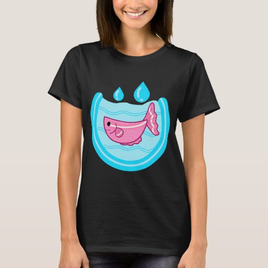 青い水しぶきの中のピンクの魚 Tシャツ (正面)