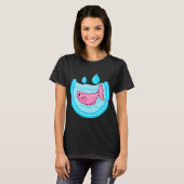 青い水しぶきの中のピンクの魚 Tシャツ (正面フル)
