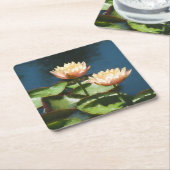 青い水にピンク色の美しい睡蓮 スクエアペーパーコースター (アングル)