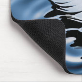 青い水に浮かぶ白い羽毛 マウスパッド (コーナー)