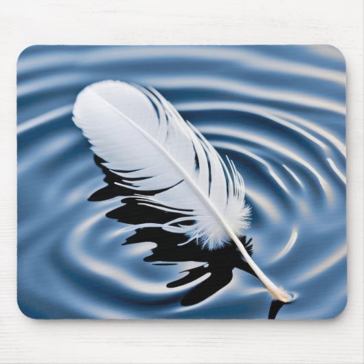 青い水に浮かぶ白い羽毛 マウスパッド (正面)