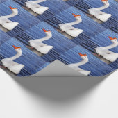 青い水に白いスイミングガチョウ ラッピングペーパー (角)