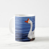 青い水の中の白い泳ぐガチョウ コーヒーマグカップ (正面左)