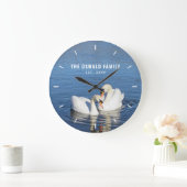 青い水写真の白鳥パーソナライズされた ラージ壁時計 (ホーム)