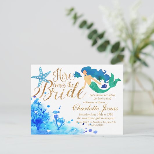 青い水彩の海の中のスイートな人魚の金色のテキスト インビテーションポストカード (スタンド正面)