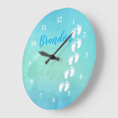 青い水彩フットプリント小さなベビー足名 ラージ壁時計 (傾斜)