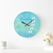 青い水彩フットプリント小さなベビー足名 ラージ壁時計 (ホーム)