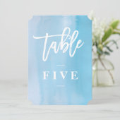 青い水彩画の結婚式テーブルナンバー 招待状 (スタンド正面)